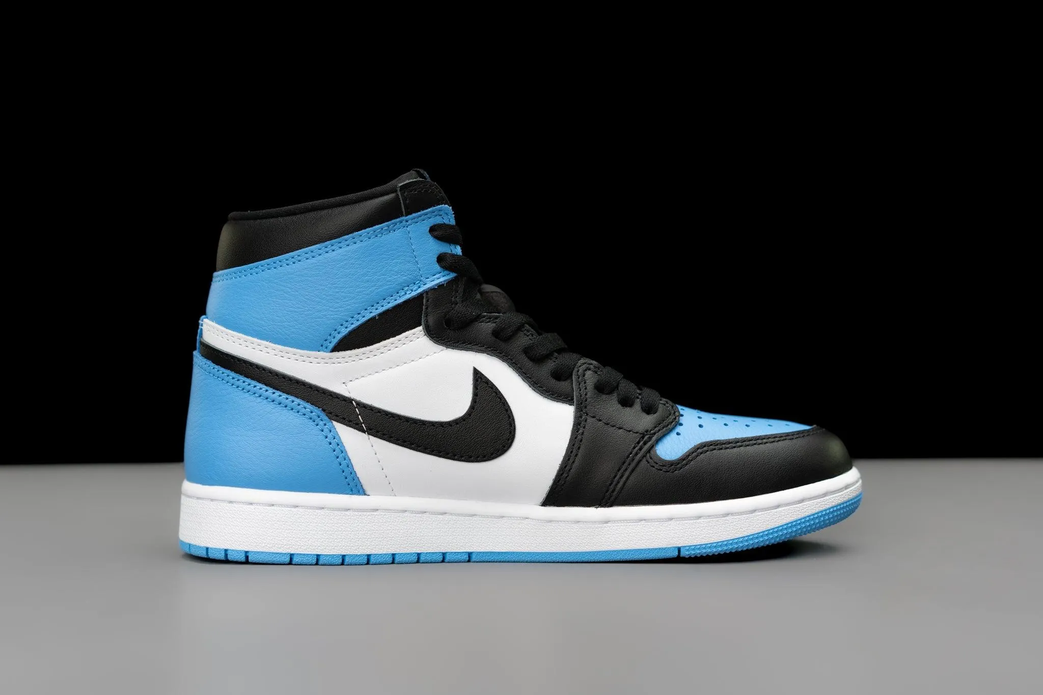 Air Jordan 1 Retro High OG UNC Toe