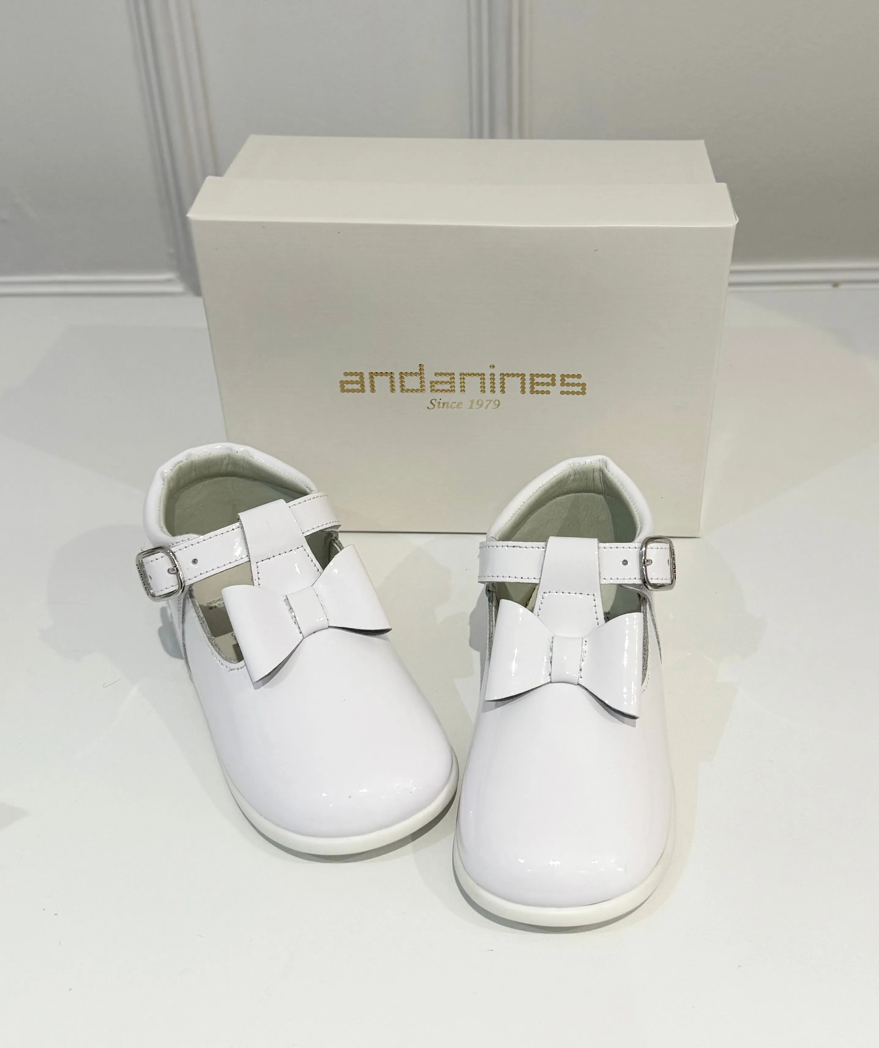 White Patent Bow High Back Andanines