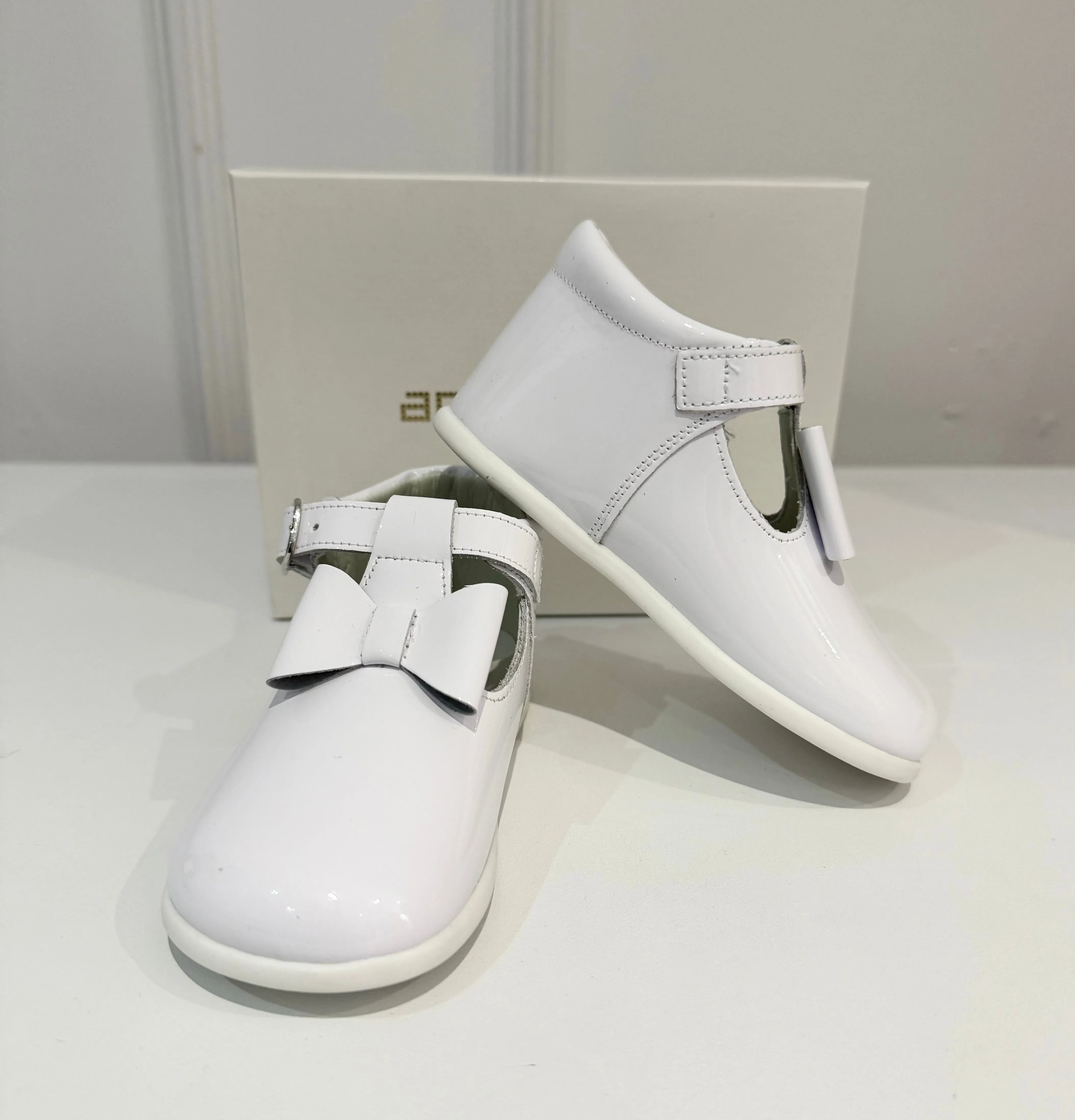 White Patent Bow High Back Andanines