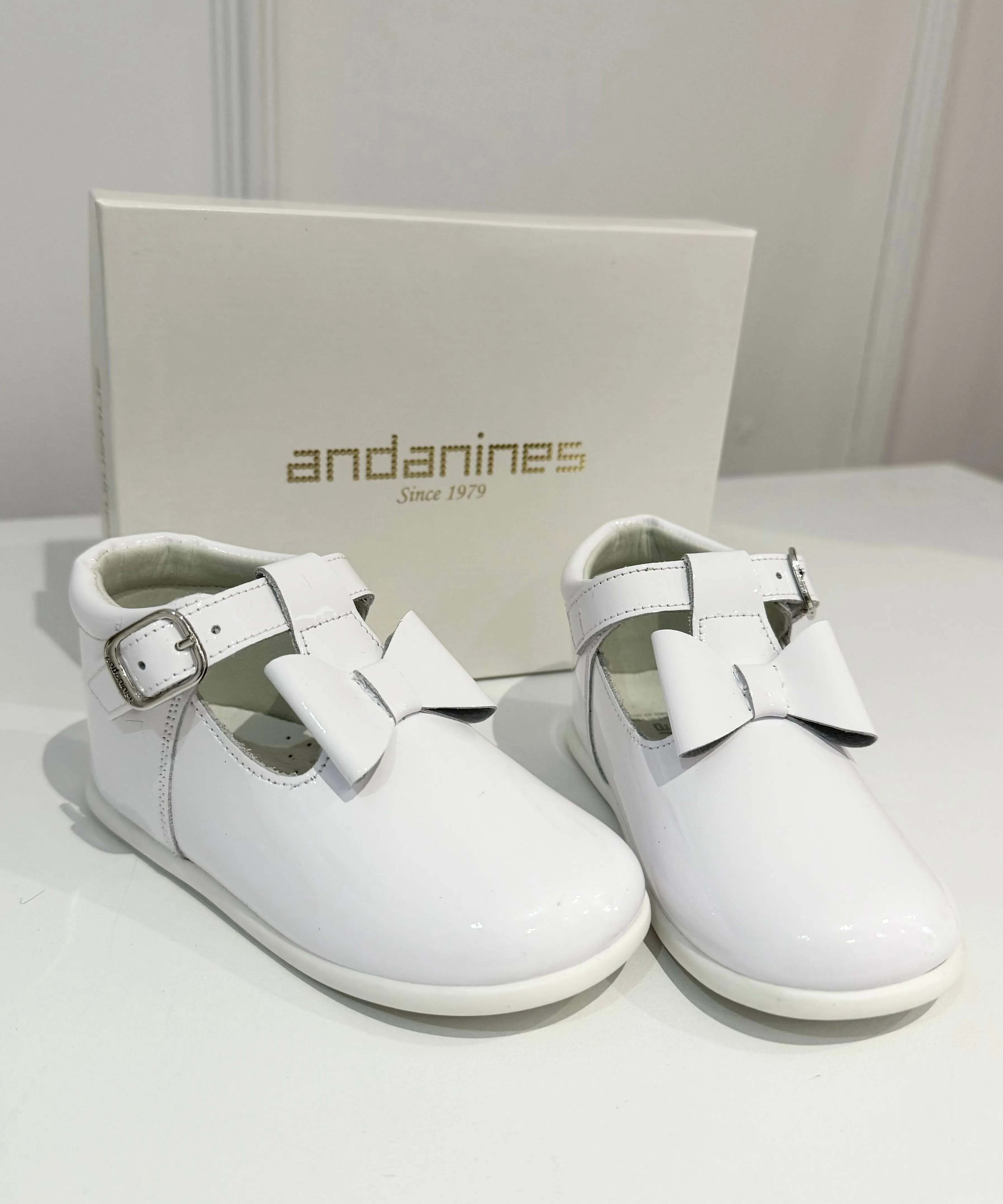 White Patent Bow High Back Andanines